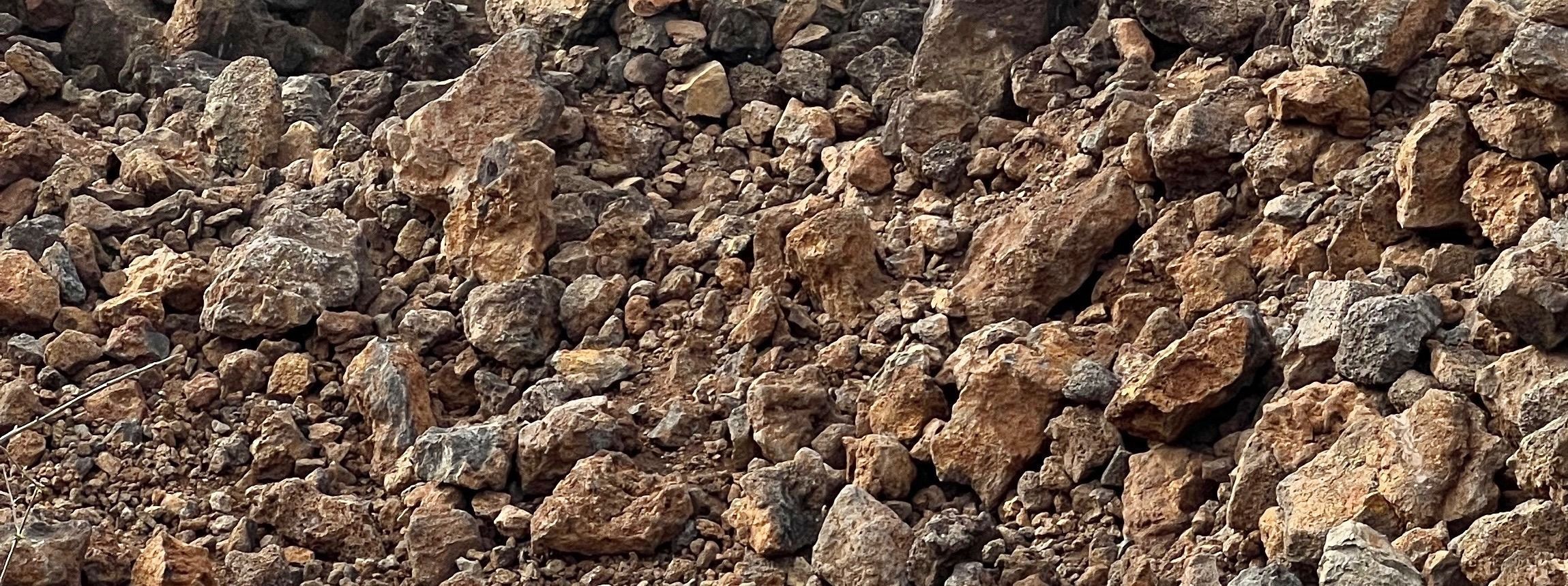 17 Color terroso de la piedra que conforma el lugar ( en solar próximo )