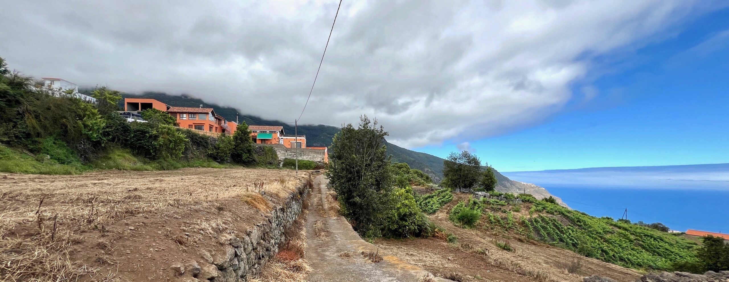 3 Parcela al fondo, bajo los muros ( 5 m de altura ) colindantes, en la esquina