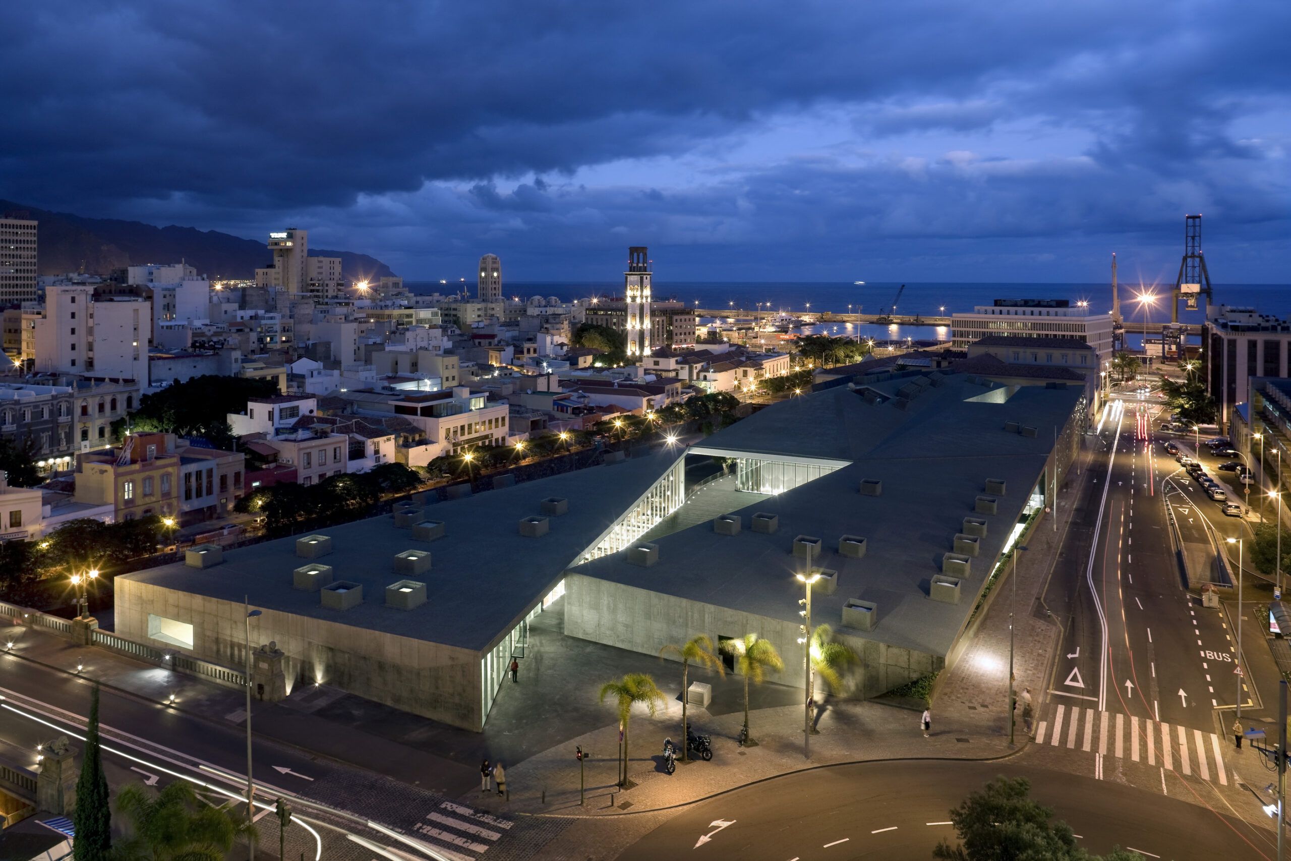 23 Herzog & de Meuron con la colaboración de Virgilio Gutiérrez Herreros en el Proyecto y en la Dirección de la Obra - TEA Tenerife Espacio de las Artes, 1998-2008. Fotografía: Duccio Malagamba, 2008.
