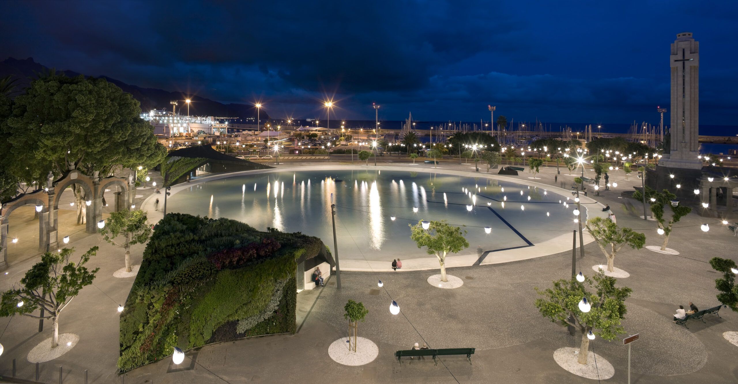 22 Herzog & de Meuron con la colaboración de Virgilio Gutiérrez Herreros en la Dirección de la Obra - Remodelación de la Plaza de España y su entorno, Ámbito 1, en Santa Cruz de Tenerife, 1998-2008. Fotografía: Duccio Malagamba, 2008.
