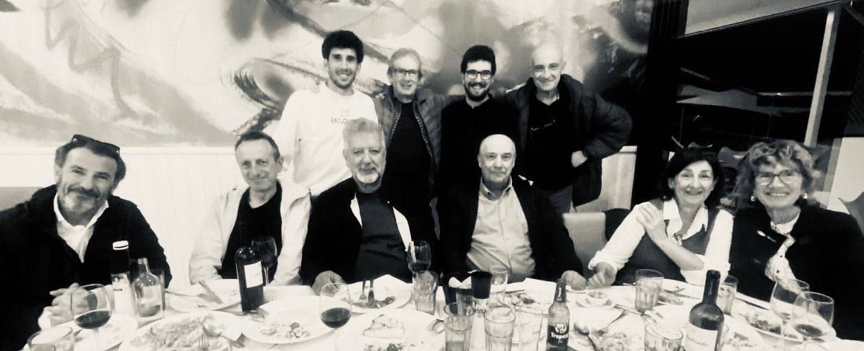 59 Cena el día de la inauguración: Sentados de izqda. a dcha. - José Rufino, Rogelio López Cuenca, Juan Gopar, Miguel Ángel Hdz. de León, Capi Rufino y María José Alcántara. De pie de izqda. a dcha. - Miguel Gopar, VirgilioGutiérrez, Diego Gopar y Juan Caballero.