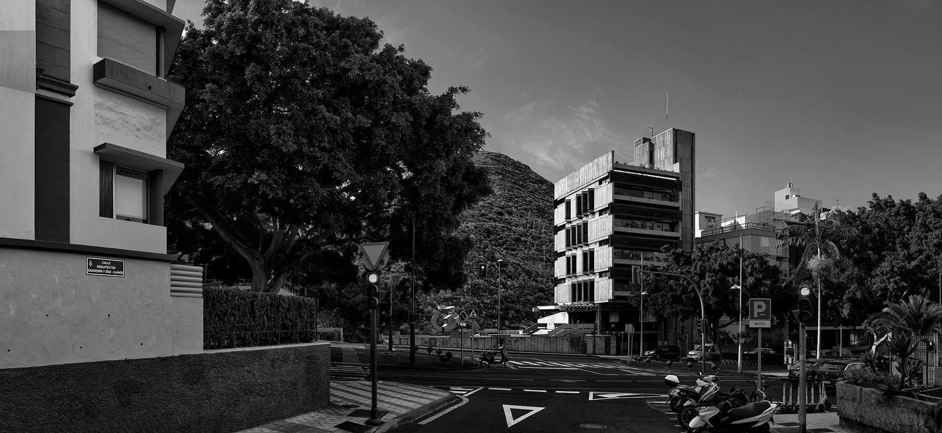 16 Javier Díaz-Llanos La Roche y Vicente Saavedra Martínez - Colegio de arquitectos en Santa Cruz de Tenerife, 1968-1971. Fotografía: Efraín Pintos, 2024.