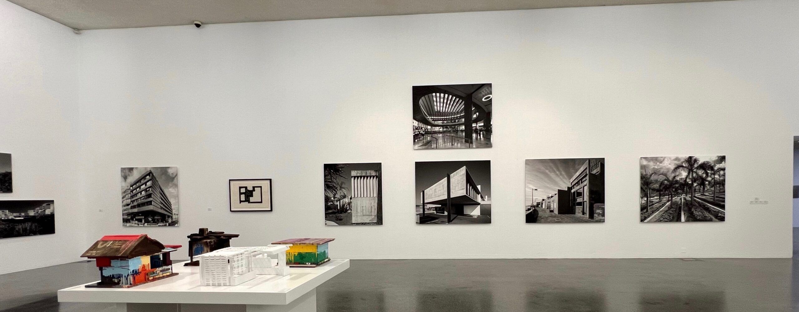 27 Vista parcial de la sala. En primer plano a la izquierda, Casas de Juan Gopar - A toda costa ( Colección Diego Gopar Alcántara ), 2012 - Metáfora ( Colección Catherine Huerzeler y Jacques Herzog ), 2019 - La casa de cal ( Colección Ben van Berkel ), 2005 - A todos los que entran ( Colección Alejandro Krawietz ), 2010.