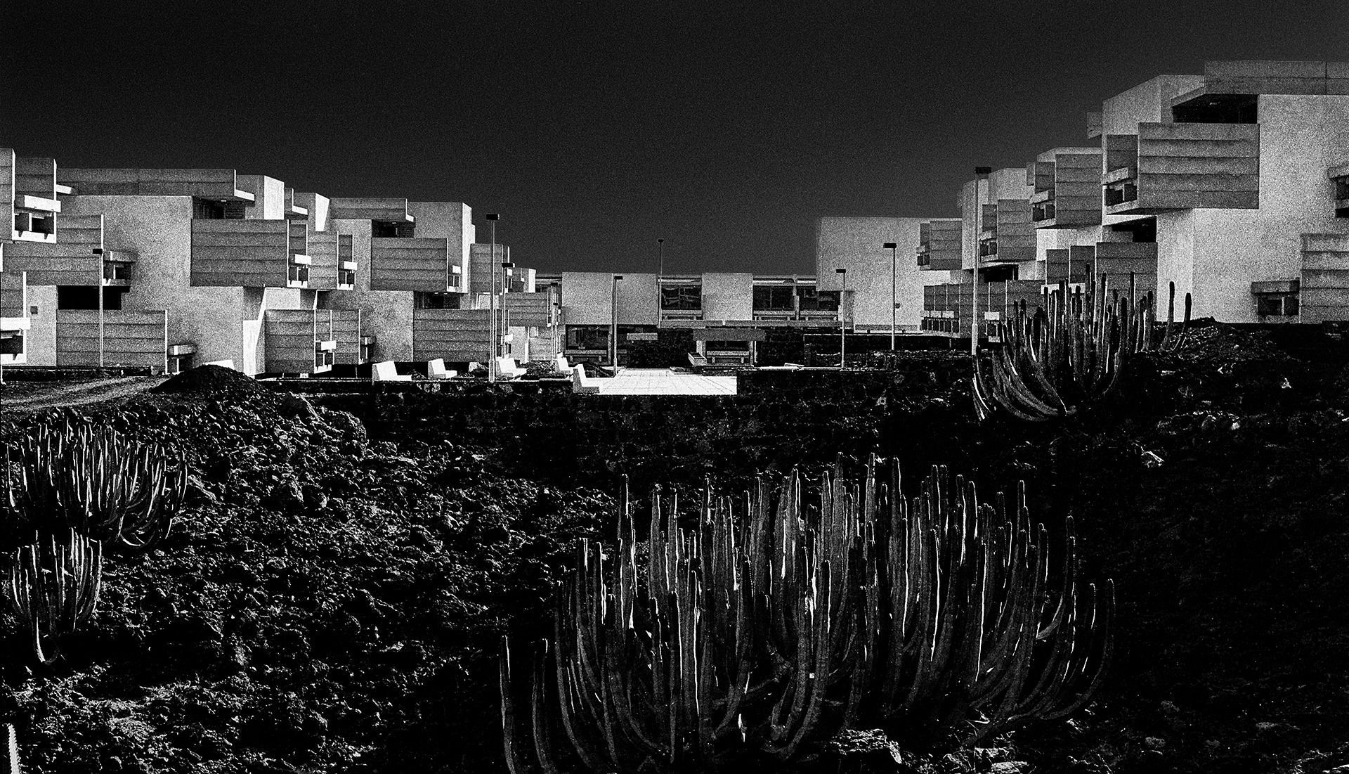 17 Javier Díaz Llanos La Roche y Vicente Saavedra Martínez - Agrupación Frontera en Ten-Bel, en Costa del Silencio, 1970-1974. Fotografía: Efraín Pintos, 1974.